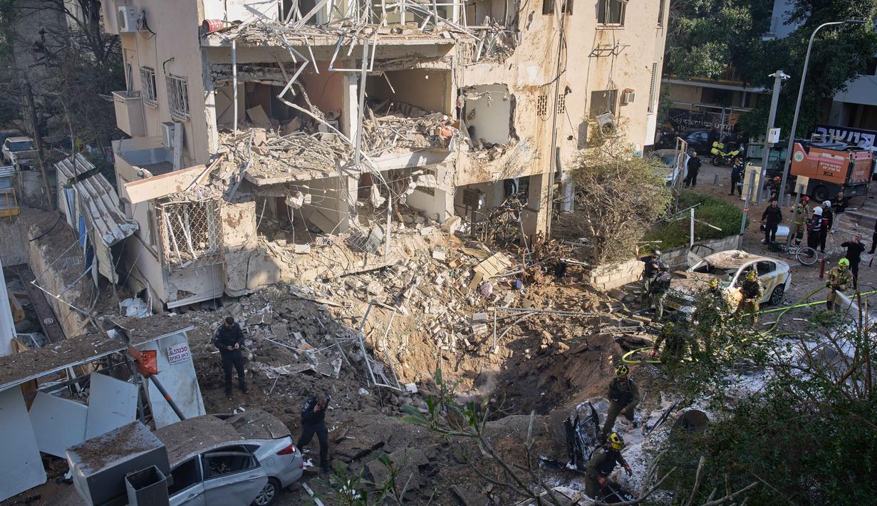 Sementara itu, hingga kini, tim penyelamat masih terus melakukan operasi pencarian dan penanganan di lokasi-lokasi yang terdampak. Tampak dalam foto, pasukan keamanan Israel dan tim penyelamat memeriksa lokasi serangan rudal Iran di Tel Aviv, Israel, Selasa, 24 Maret 2026. (AP Photo/Oded Balilty)