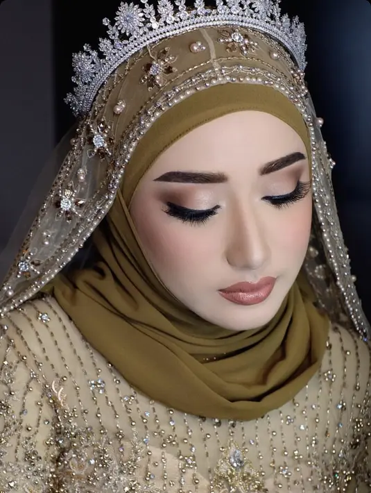 Sedangkan saat resepsi, ia tampil dengan makeup glam mengenakan eyeshadow silver kecoklatan, lipstik coklat glossy, serta blush onnya. @dhijaa