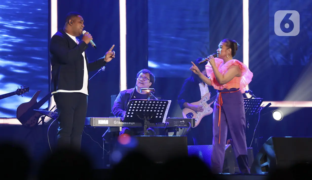 Komposer Erwin Gutawa (tengah) berkolaborasi bersama penyanyi Ruth Sahanaya (kanan) dan Andmesh Kamaleng (kiri) saat tampil pada hari pertama BNI Java Jazz Festival 2022 di JIExpo Kemayoran, Jakarta, Jumat (27/5/2022). Java Jazz Festival 2022 digelar pada 27-29 Mei setelah vakum selama dua tahun akibat pandemi COVID-19. (Liputan6.com/Johan Tallo)