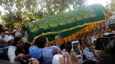 Umat Muslim membawa peti jenazah Ko Ni untuk dimakamkan di Yangon, Myanmar (30/1). Ko Ni tewas ditembak di halaman parkir di bandara internasional Yangon, Myanmar, pada 29 Januari 2017 kemarin. (AP Photo / Thein Zaw)