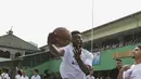 Pebasket Boston Celtics, Jaylen Brown, memainkan bola saat Junior NBA Indonesia di SMA 82, Jakarta, Kamis (26/7/2018). Junior NBA merupakan program pembinaan olahraga basket secara global. (Bola.com/Vitalis Yogi Trisna)