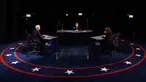 Wakil Presiden Mike Pence menyimak penantangnya, Senator Kamala Harris dari Partai Demokrat berbicara pada Debat cawapres Amerika Serikat di Kingsbury Hall, Universitas Utah di Salt Lake City, Rabu (7/10/2020). Dalam debat, Pence dan Harris duduk dan diberi sekat kaca. (Justin Sullivan/Pool via AP)