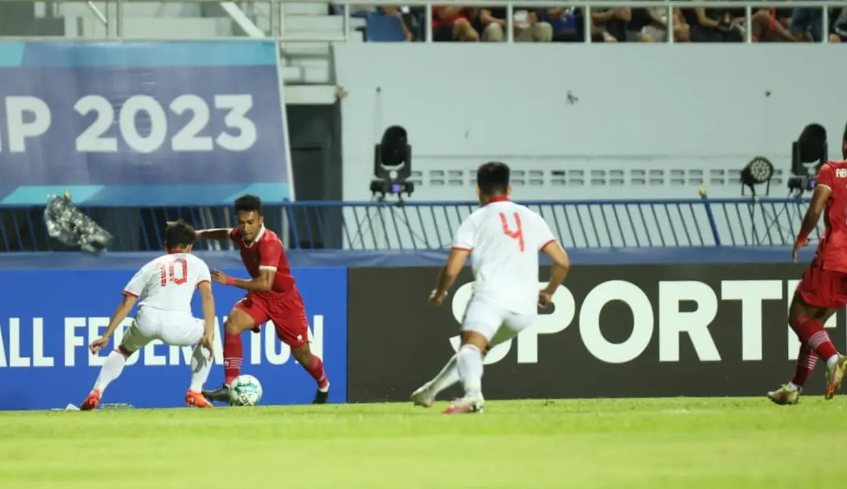 Pemain Timnas Indonesia U-23, Robi Darwis (tengah), berusaha melewati pemain Timnas Vietnam U-23,  Khuad Van Khang (kiri), dalam pertandingan final Piala AFF U-23 2023 yang berlangsung di Rayong Province Stadium, Thailand, Sabtu (26/8/2023) malam WIB. (Dok. PSSI)
