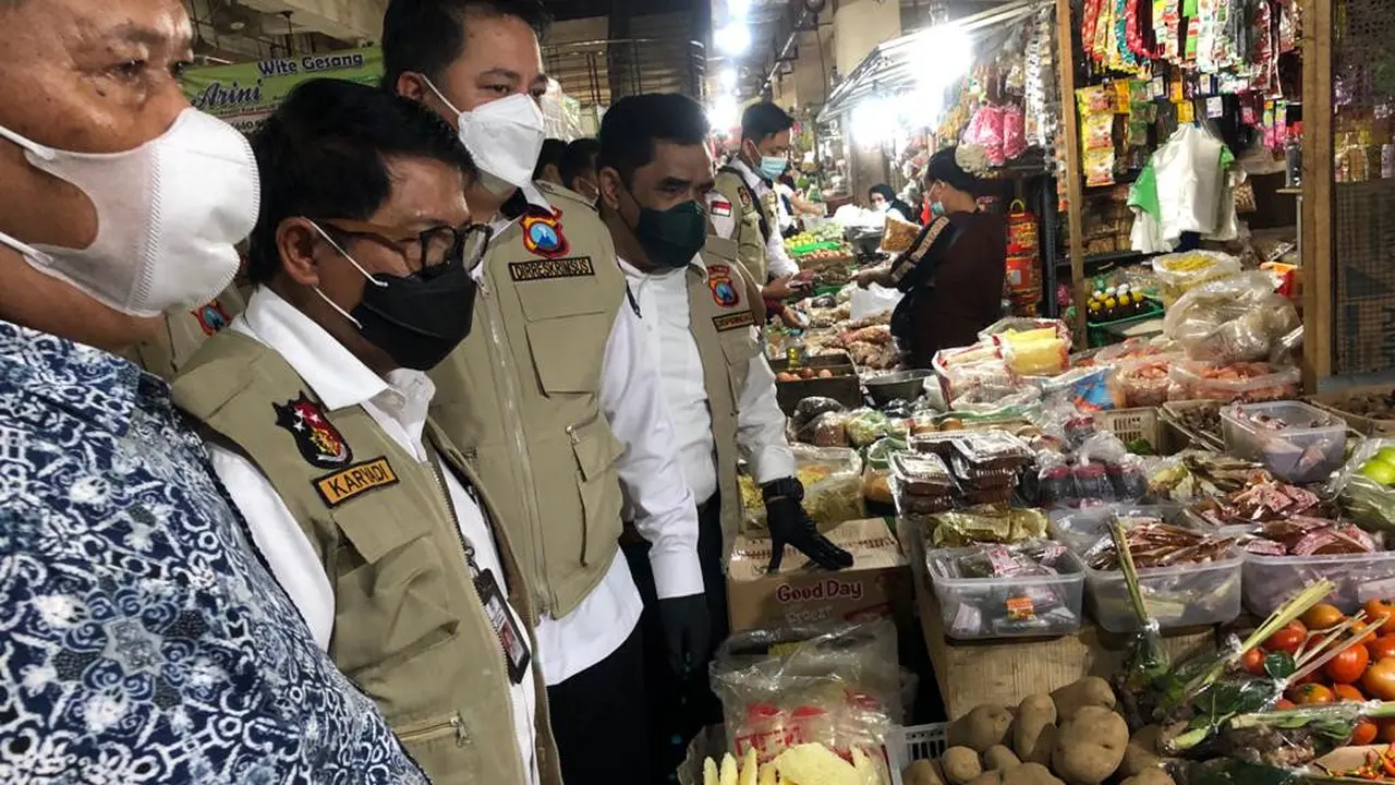 Satgas pangan jatim mengecek harga di pasar Tambakrejo Surabaya. (Dian Kurniawan/Liputan6.com)