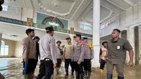 Kapolri Tinjau Pembersihan SD dan Masjid Terdampak Bencana di Aceh Tamiang