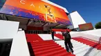 Pekerja memasang karpet merah di depan pintu masuk utama jelang upacara pembukaan Festival Film Cannes 2019 di Cannes, Prancis, Selasa (14/5/2019). Festival Film Cannes merupakan ajang paling bergengsi di dunia perfilman. (REUTERS/Regis Duvignau)