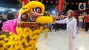 Warga memberikan angpao kepada barongsai saat perayaan malam Tahun Baru Imlek 2574 di Vihara Kwan In Thang, Pondok Cabe, Tangerang Selatan, Banten, Sabtu (21/1/2023). Perayaan Imlek berlangsung semarak dengan adanya pertunjukan barongsai setelah sempat vakum selama 2 tahun akibat pandemi Covid-19. (merdeka.com/Arie Basuki)