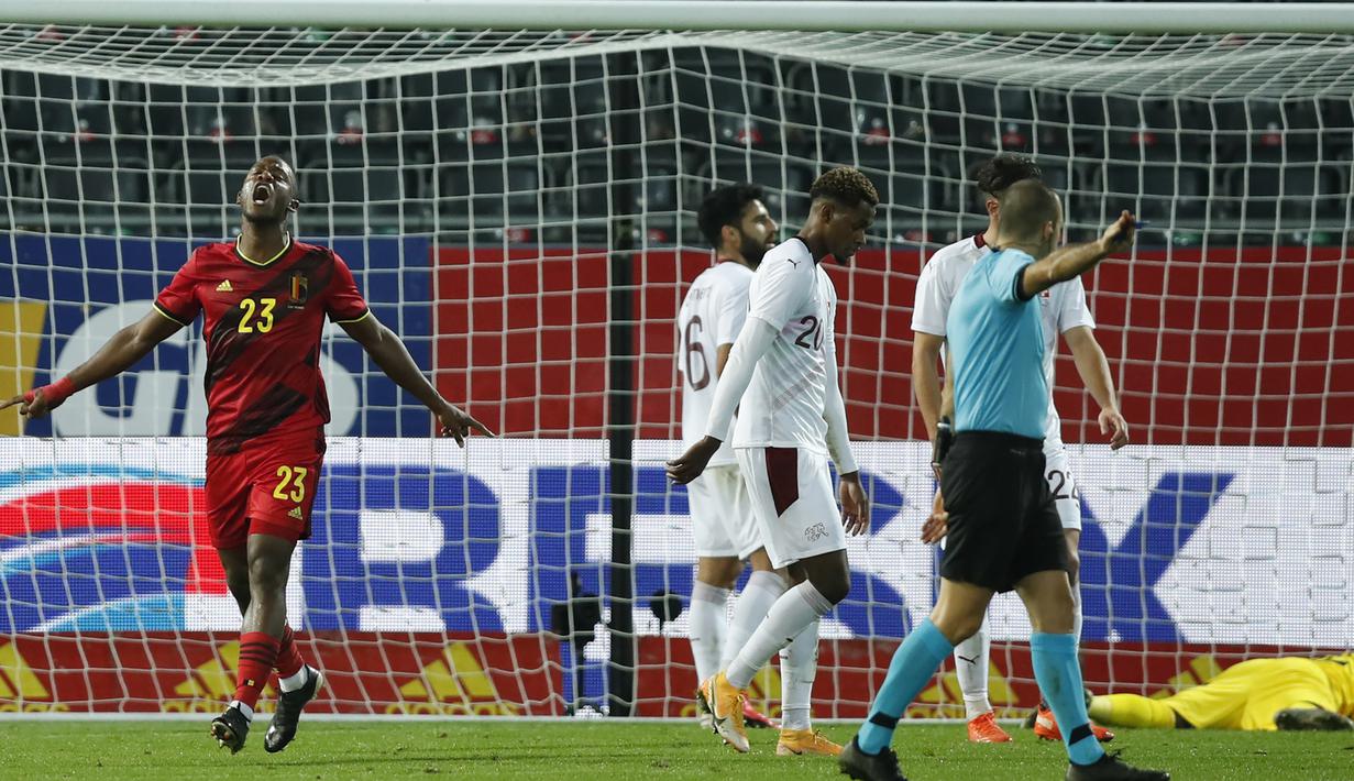 Pemain Belgia, Michy Batshuayi merayakan gol keduanya ke gawang Swiss dalam pertandingan uji coba Internasional di Stadion King Power, Belgia, Kamis (12/11/2020) dini hari WIB. Belgia mengalahkan Swiss 2-1. (AP Photo/Francisco Seco).
