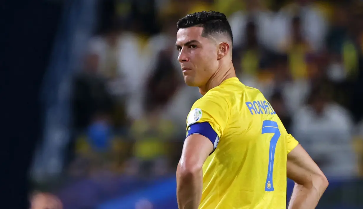 Ekspresi pemain Al-Nassr, Cristiano Ronaldo saat laga lanjutan Liga Arab Saudi melawan Abha yang berlangsung di King Saud University Stadium, Riyadh, Arab Saudi, Jumat (06/10/2023) malam WIB. Al-Nassr sempat unggul 2-0 melalui Otavio (3') dan Talisca (28'). (AFP/Fayez Nureldine)