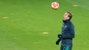 Striker Tottenham Hotspur, Harry Kane mengontrol bola dengan kepalanya saat mengikuti latihan di Dortmund, Jerman barat (4/3). Tottenham akan bertanding melawan Dortmund pada leg kedua babak 16 besar Liga Champions. (AFP Photo/Bernd Thissen)