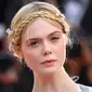 Elle Fanning berpose saat menghadiri screening film "Les Miserables" dalam acara Festival Film Cannes ke-72 di Prancis (15/5/2019). Aktris 21 tahun ini tampil cantik mengenakan gaun taman haute couture karya Valentino. (AP Photo/Arthur Mola)