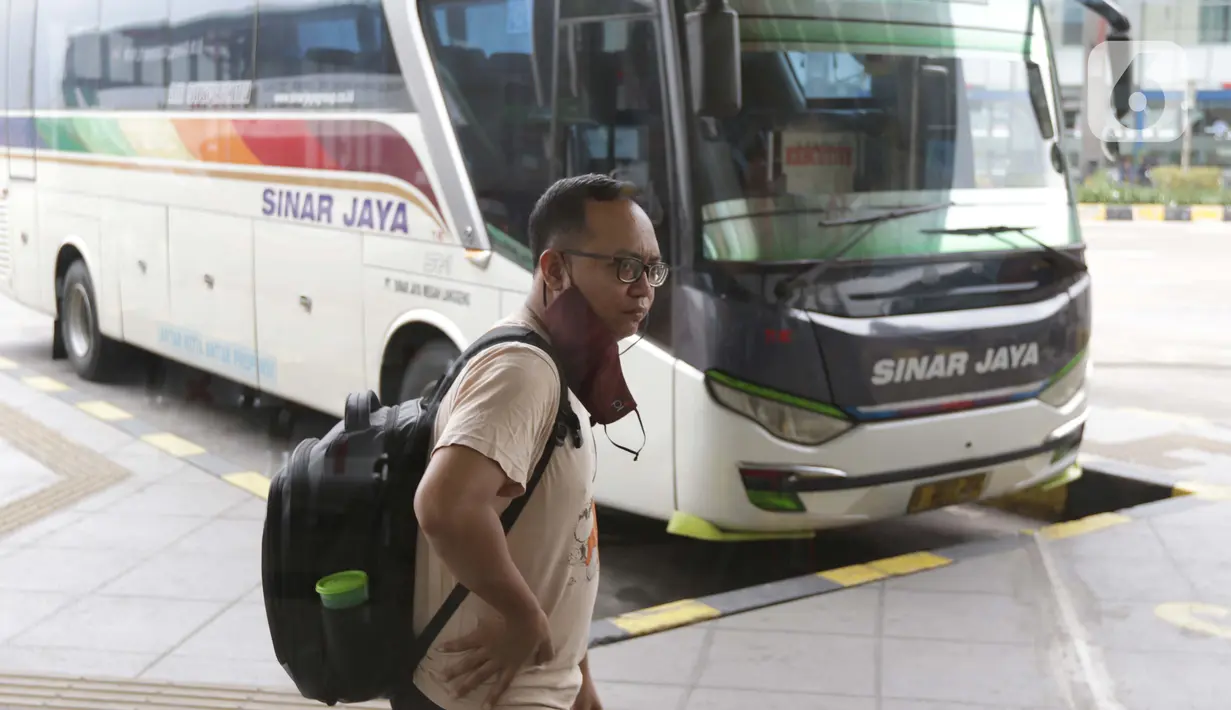 Calon penumpang menanti waktu keberangkatan bus Antar Kota Antar Provinsi di Terminal Bus Terpadu Pulo Gebang, Jakarta, Kamis (31/12/2020). Memasuki libur pergantian tahun sejumlah calon penumpang terus berdatangan di Terminal Bus Terpadu Pulo Gebang. (Liputan6.com/Helmi Fithriansyah)