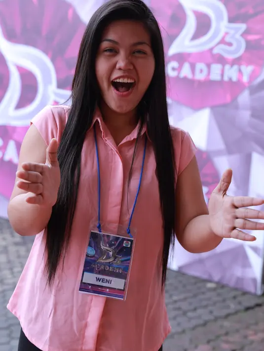 Saat dijumpai di asrama D'Academy 3 Kamis siang (11/2/2016), Weni mengaku butuh persiapan ekstra lantaran harus membawakan dua lagu yang masing-masing memiliki karakter yang berbeda. (Galih W. Satria/Bintang.com)