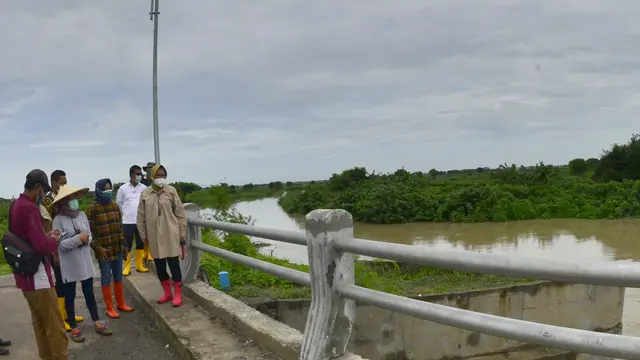 Wali Kota Surabaya Tri Rismaharini memastikan kondisi tanggul Kali Lamong.