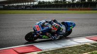 Pembalap Movistar Yamaha, Maverick Vinales, saat tampil di Sirkuit Sepang, Malaysia, (Mohd Rahsfan/AFP)