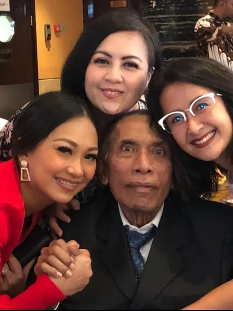 Chris Pattikawa bersama personel Be3. (Foto: Dok. Instagram @widimulia)