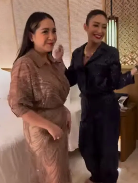 Melalui akun Instagram, Nagita Slavina bahkan memperlihatkan keseruannya bersama istri Regi Datau saat berjoget TikTok. Momen seru kedua artis ini saat joget bersama pun tak lepas dari sorotan. (Liputan.com/IG/@raffinagita1717)