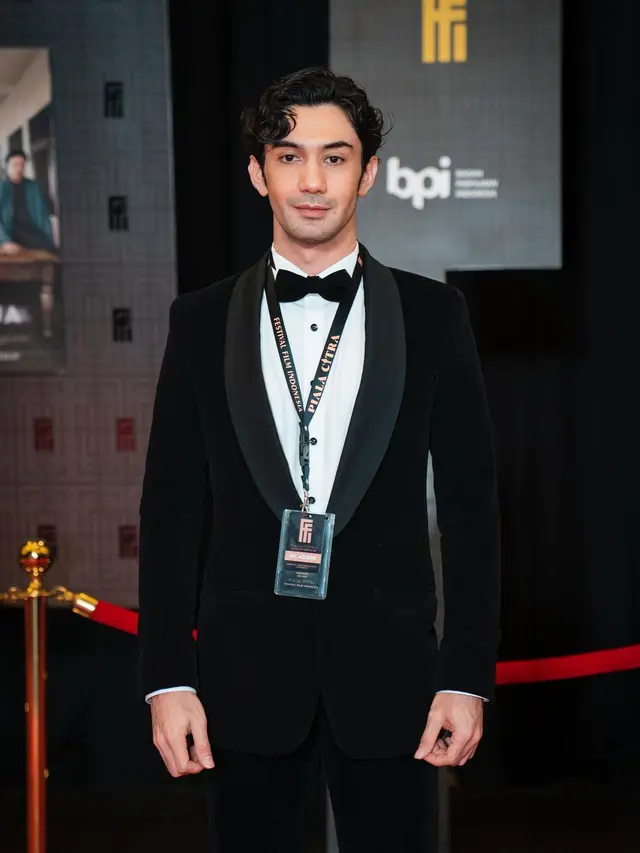 Reza Rahadian.