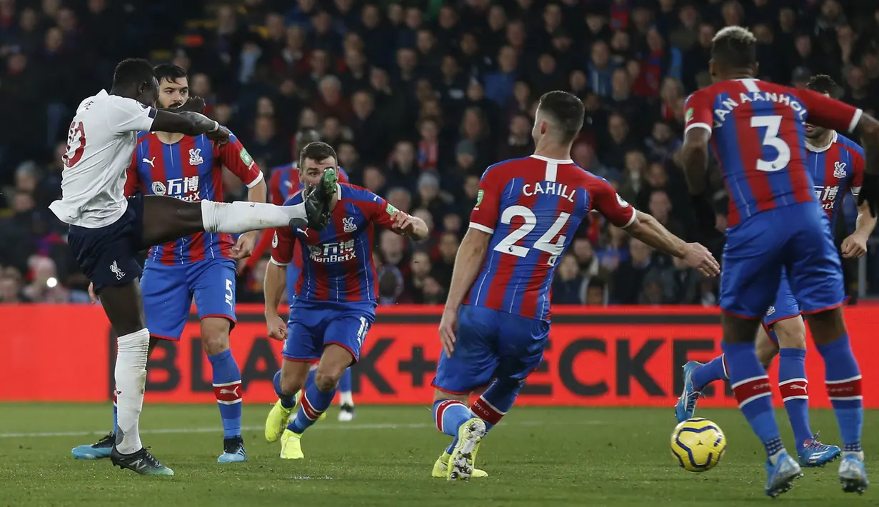 Striker Liverpool, Sadio Mane, melepaskan tendangan saat melawan Crystal Palace pada laga Premier League di Stadion Selhurst Park, London, Sabtu (23/11). Palace kalah 1-2 dari Liverpool. (AFP/Ian Kington)