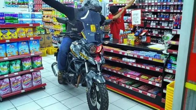 6 Aksi Absurd Belanja Pakai Motor di Minimarket Ini Bikin Ngakak
