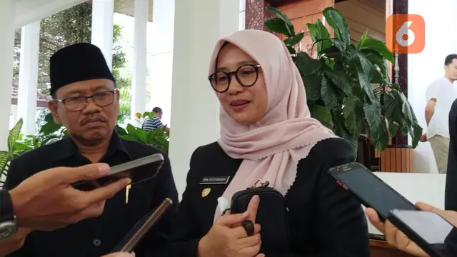 Bupati Banyuwangi Ipuk Fiestiandani memberikan keterangan kepada para awak media terkait kemelud dana reward untuk atlet Porprov Jatim (Hermawan Arifianto/Liputan6.com)