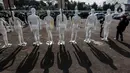 Aktivis Greenpeace Indonesia menata puluhan maneken saat menggelar aksi damai di depan gerbang kompleks DPR, Jakarta Pusat, Senin (29/6/2020). Aksi tersebut dilakukan sebagai bentuk penolakan terhadap RUU Omnibus Law. (Liputan6.com/Johan Tallo)