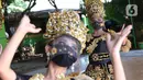 Penari tradisional dari Sanggar Eschoda melakukan latihan menggunakan masker dan pelindung wajah di Kota Tangerang, Jumat (12/6/2020). Para penari itu menerapkan protokol kesehatan jelang new normal atau tatanan hidup normal, sekaligus sebagai upaya pencegahan Covid-19. (Liputan6.com/Angga Yuniar)