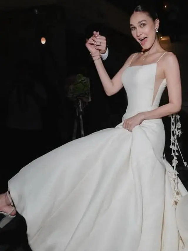 Luna Maya saat Menikah Menggunakan heels Jimmy Choo