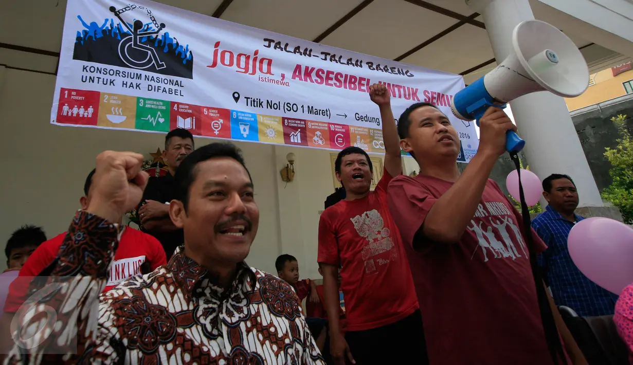 Seorang penyandang difabel berorasi didampingi perwakilan dari anggota dewan di depan gedung DPRD DIY, Minggu (14/2/2016). Dalam aksinya mereka menuntut aksesibel untuk semua. (Foto: Boy Harjanto)