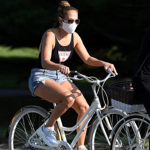 Gaya Gowes Sepeda Jennifer Lopez, Pakai Bikini dan Masker Wajah