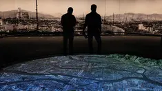 Pengunjung melihat pajangan yang menggambarkan kehancuran akibat bom atom tahun 1945, di Museum Peringatan Perdamaian Hiroshima di Hiroshima, pada tanggal 15 Mei 2023, hanya beberapa hari menjelang kedatangan para pemimpin untuk KTT Pemimpin G7. (AFP/Richard A. Brooks)