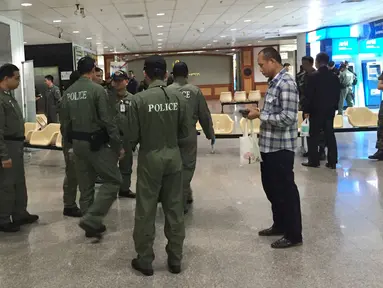Penyelidik polisi berada di lobi Rumah Sakit Phramongkutklao, Bangkok, (22/5). Kepolisian Thailand mengatakan 24 orang terluka dalam ledakan bom di Rumah Sakit Phramongkutklao di Bangkok. (AP Photo/Sakchai Lalit)