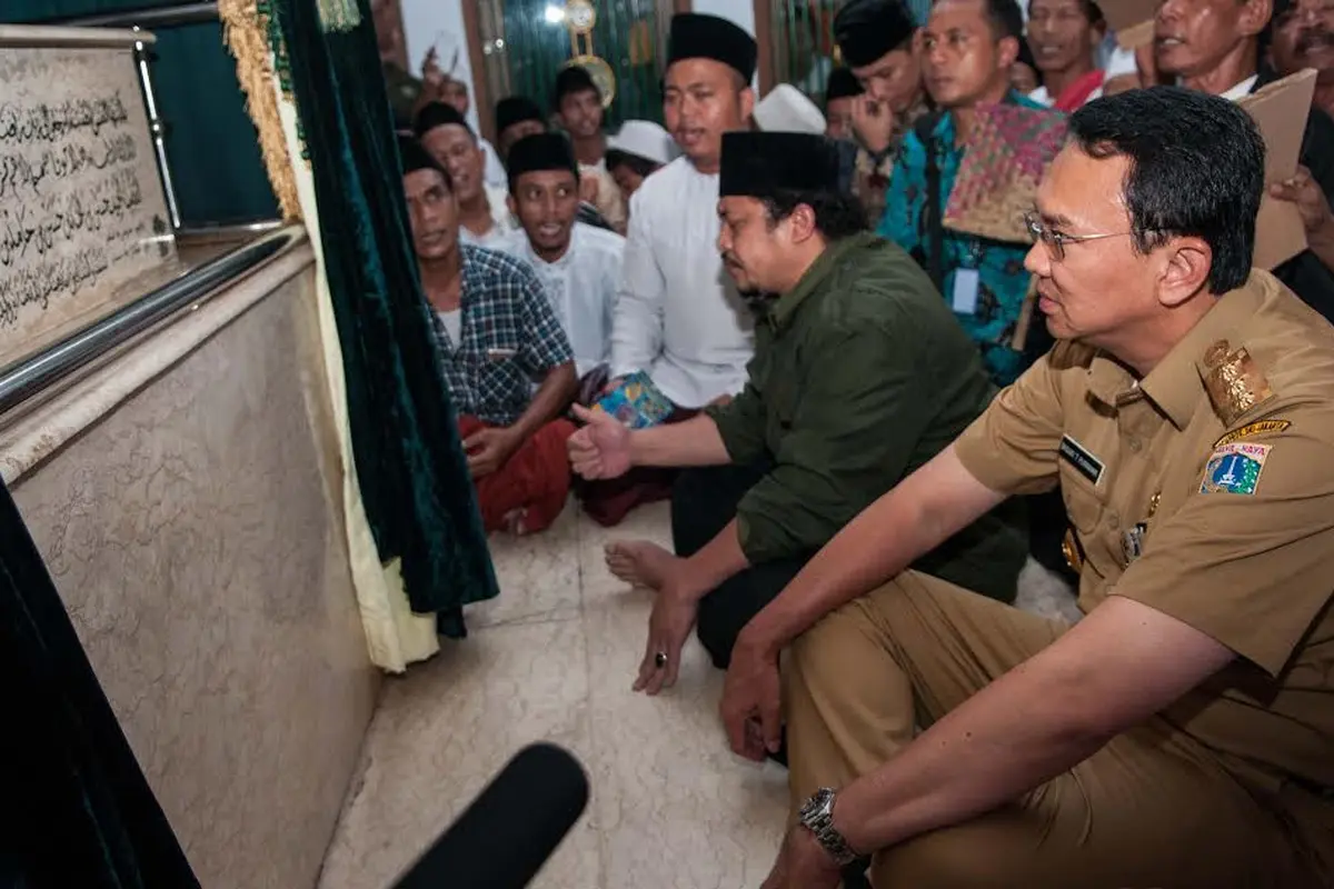 Ahok di makam Mbah Priok