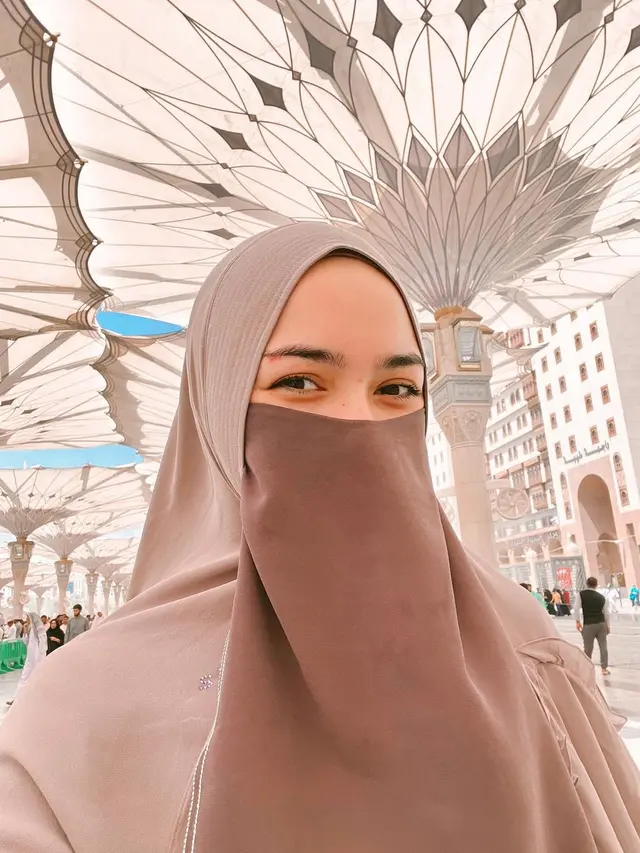 Citra Kirana Tampil Bercadar, Ini 6 Potretnya saat Berangkat Umrah