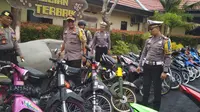 Polres Kediri Sita 498 Motor Knalpot Brong (Liputan6.com/Dian Kurniawan)