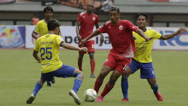 Gelandang Persija Jakarta, Bruno Matos, menggiring bola saat melawan 757 Kepri Jaya. (Bola.com/Yoppy Renato)