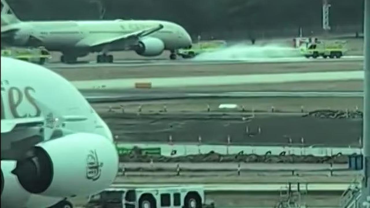 Etihad Airways mengatakan dua roda pesawat kempes setelah lepas landas dibatalkan. (TikTok:AdventuresWithCMA)