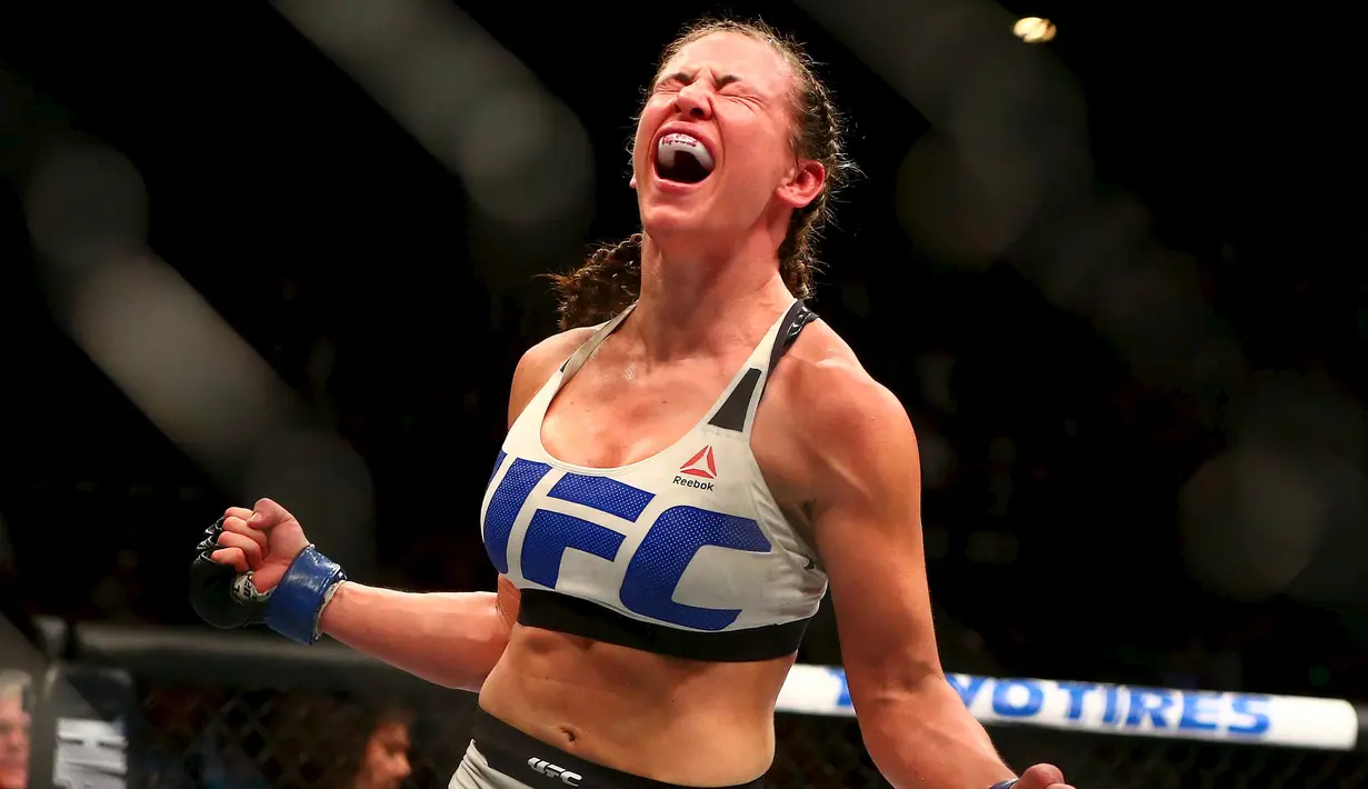 Atlet tarung bebas, Miesha Tate, merayakan kemenangan atas Holly Holm dalam UFC 196 di MGM Grand Garden Arena, Las Vegas, AS. (5/3/2016). (Reuters/USA TODAY Sports/Mark J. Rebilas)