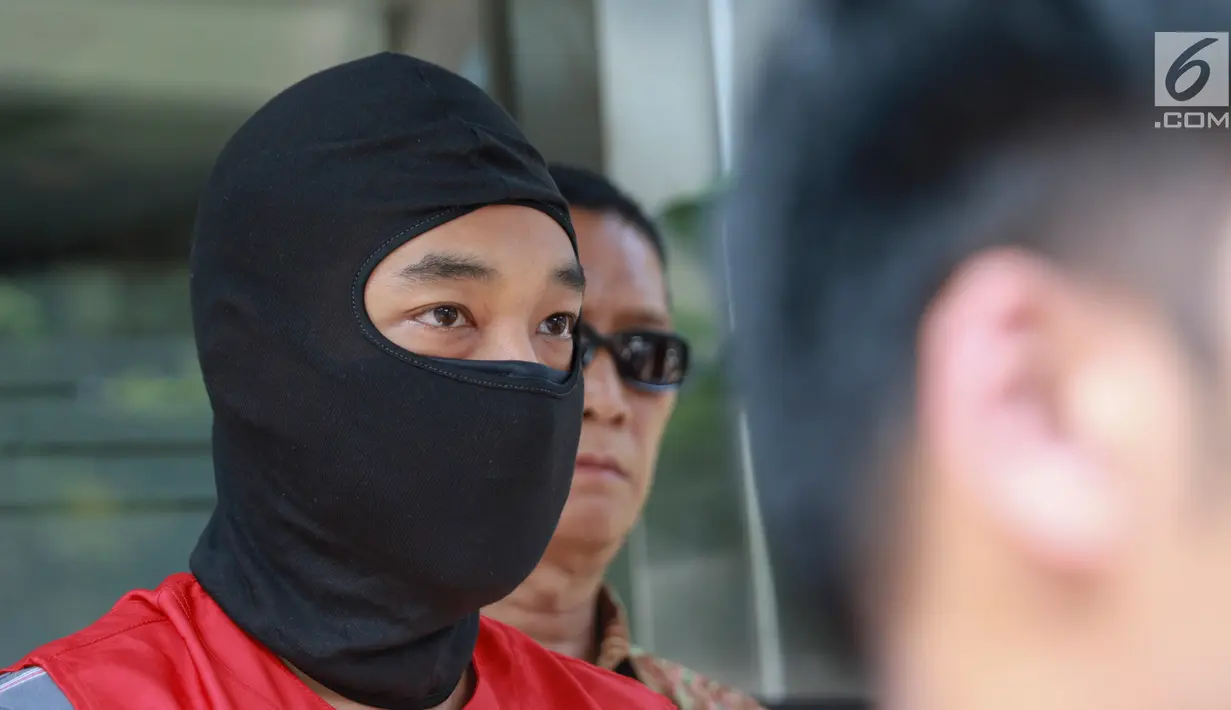 Tersangka kasus skimming ATM Ramyadjie Priambodo saat akan dilimpahkan ke kejaksaan di Polda Metro Jaya, Jakarta, Kamis (25/4). Pelimpahan tahap dua dilakukan usai kejaksaan menetapkan berkas perkara Ramyadjie lengkap (P-21) secara materiil dan formil pada 18 April 2019. (Liputan6.com/Immanuel Anton