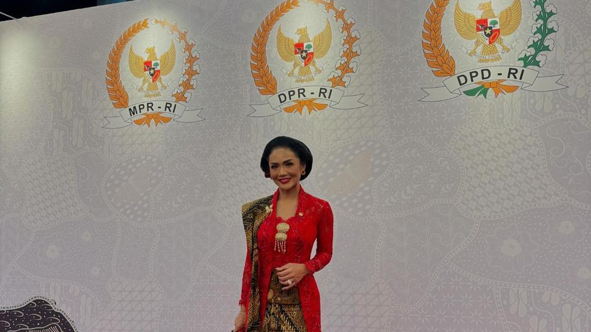5 Pesona Krisdayanti Pemotretan Spesial untuk Konser di KL, Anggun Berbalut Gaun Merah Mewah