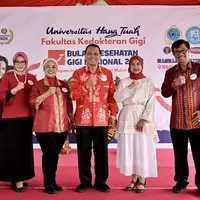 Foto: Dari kiri-kanan, drg. Chaterina Diyah Nanik K., Sp.Pros - Ketua Panitia Pelaksana Universitas Hang Tuah, Dr. Widyastuti, drg., Sp.Perio - Direktur Rumah Sakit Gigi dan Mulut Pendidikan Nala Husada, Dr. Nora Lelyana, drg., M.HKes, FICD - Dekan Fakultas Kedokteran Gigi Universitas Hang Tuah, Prof. Dr. Ir. Supartono, MM., CIQaR - Rektor Universitas Hang Tuah, drg. Ratu Mirah Afifah, GCClinDent., MDSc. - Head of Professional Marketing Personal Care Unilever Indonesia, Laksamana Pertama (Purn) Bambang Sucahyo, drg., Sp.Ort - Anggota Pembina Bidang Umum Yayasan Nala)