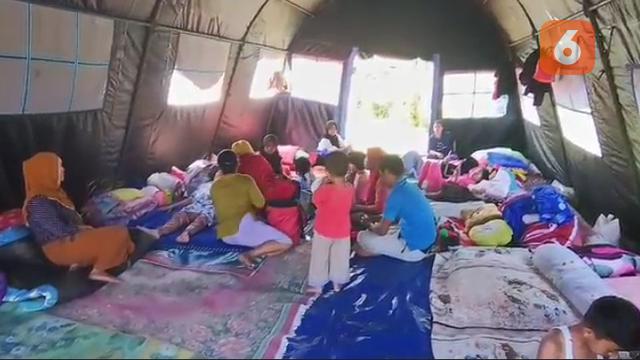Suasana tenda darurat pasca gempa M 4,6, warga di Kecamatan Kabandungan Kabupaten Sukabumi enggan kembali ke rumah (Liputan6.com/Fira Syahrin).