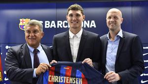 Bek baru Barcelona Andreas Christensen (tengah)&nbsp;berfoto&nbsp;memegang jersey barunya dengan Presiden Barcelona Joan Laporta (kiri) dan direktur olahraga Jordi Cruyff di Sant Joan Despi, 7 Juli 2022. (Pau BARRENA / AFP)