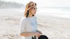 Selain jogging, Najwa Shihab juga memiliki hobi traveling. Kesukaan Najwa Shihab saat traveling ini terbukti saat ia berlibur ke pantai. Dengan outfit putih, Najwa Shihab terlihat begitu menikmati indahnya pemandangan pantai. (Liputan6.com/IG/@najwashihab)