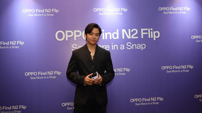 <p>Angga Yunanda menghadiri peluncuran Oppo Find N2 Flip. Oppo Indonesia</p>