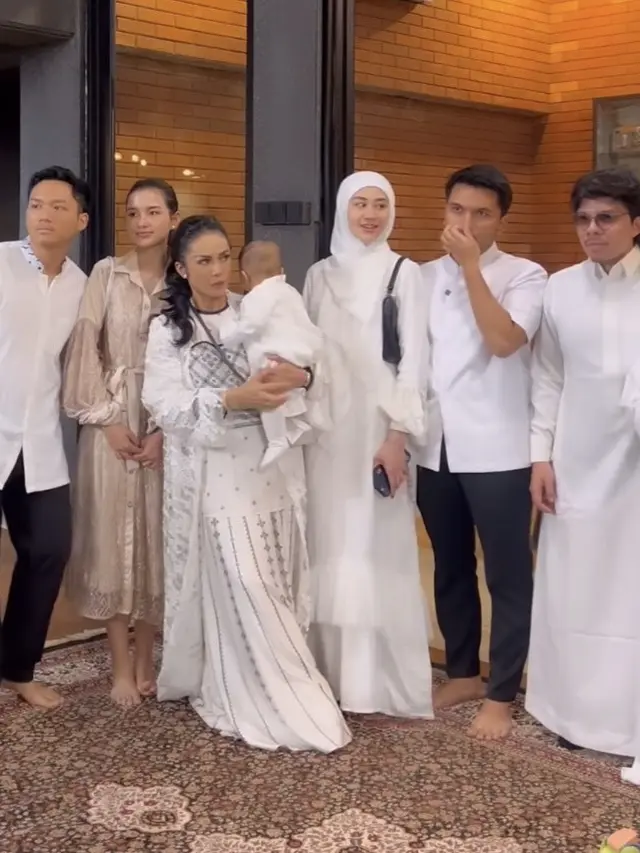 Pelepasan Haji Aurel Hermansyah dan Atta Halilintar. [@aaliyah.massaid]