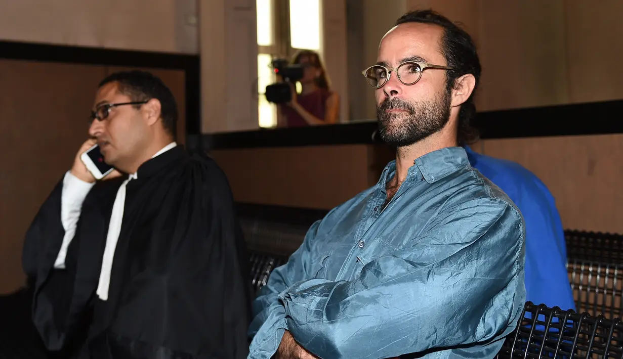 Petani Prancis, Cedric Herrou didampingi pengacaranya menjalani sidang di gedung pengadilan di Aix-en-Provence, Selasa (8/8). Herrou dijatuhi hukuman 4 bulan penjara yang ditangguhkan karena terbukti membantu menyelundupkan pengungsi. (boris HORVAT/AFP)
