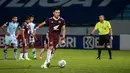 Pemain PSM Makassar, Sutanto Tan mencetak gol penyeimbang 1-1 ke gawang Persela Lamongan via tendangan penalti dalam laga pekan ke-15 BRI Liga 1 2021/2022 di Stadion Moch. Soebroto, Magelang, Kamis (02/12/2021). (Bola.com/Bagaskara Lazuardi)