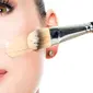Ingin memiliki produk makeup foundation yang tepat bagi kulit Anda? Simak 6 tips berikut ini. (iStockphoto)