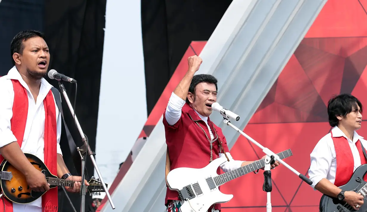 Konser Kemerdekaan Indosiar yang diselenggarakan pada Kamis (17/8/2017) di Pantai Karnaval, Taman Impian Jaya Ancol, dihadiri oleh masyarakat Indonesia untuk menyaksikan para bintang di panggung tersebut. (Deki Prayoga/Bintang.com)